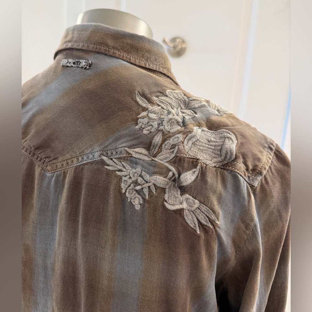 Ryan Michael Snap-Front Western Blouse with Embroidery and Beautiful Details. - Picture 11 of 15